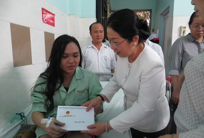 Lãnh đạo TPHCM thăm hỏi, động viên nạn nhân trong vụ cháy chung cư Phó bí thư Thành ủy TPHCM Cao Thị Dung thăm hỏi, động viên nạn nhân đang điều trị tại bệnh viện