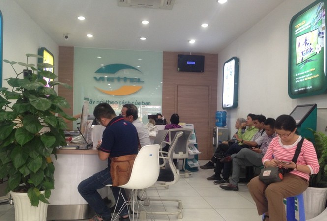 Người dân nháo nhác đăng ký thông tin vì sợ khóa SIM Nhiều người nghỉ làm, xếp hàng từ sáng sớm để bổ sung thông tin với nhà mạng