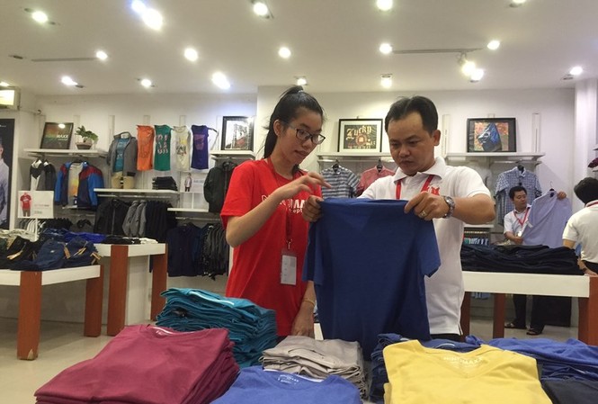 Phố thời trang 'không nói thách' ở Sài Gòn Người Sài Gòn mua hàng ở phố thời trang "không nói thách"