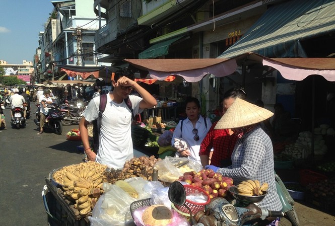Chợ chiều ở Sài Gòn vẫn tấp nập kẻ mua người bán Chợ chiều vẫn tấp nập dịp nghỉ lễ