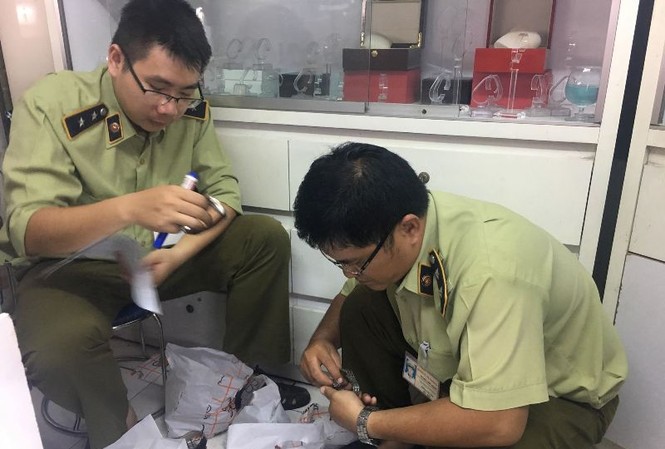 Hàng hiệu 'giả' tràn lan trong chợ Bến Thành Kiểm tra 20 cửa hàng kinh doanh ở chợ Bến Thành, nơi nào cũng vi phạm
