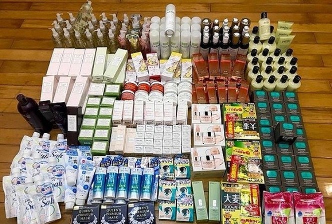 Hàng xách tay 'phớt lờ' ngành chức năng, mua bán tấp nập Hàng xách tay vẫn nhan nhãn ngoài thị trường dù đang bị "siết" thông quan
