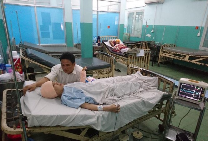 Hé lộ nguyên nhân 2 cô gái bị bắn nhiều phát vào đầu Bệnh nhân đang được người nhà chăm sóc