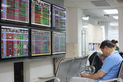 Chứng khoán tăng mạnh, Vn-Index gần tới mốc 950 điểm Thị trường chứng khoán Việt Nam đang có những phiên bứt phá mạnh mẽ