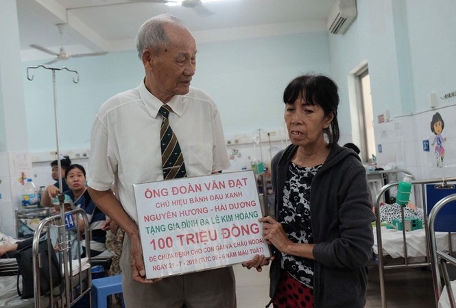 Trao 100 triệu đồng cho bé trai bị mẹ ruột đâm vào bụng Bạn đọc báo Tiền Phong trao tặng 100 triệu đồng cho gia đình bé trai bị mẹ ruột đâm vào bụng