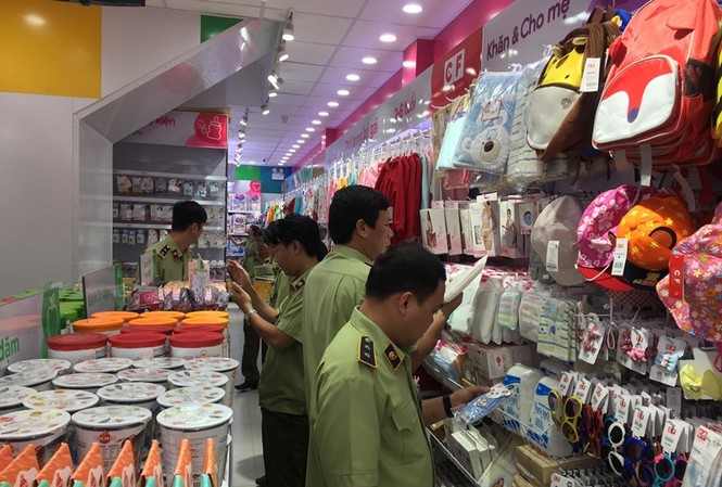 Kiểm tra chuỗi siêu thị Con Cưng sau nghi án đổi nhãn mác hàng Cơ quan chức năng vào cuộc kiểm tra hệ thống Concung.com