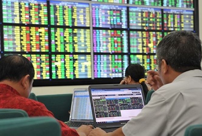 Chứng khoán đỏ sàn, Vn-Index mất hơn 22 điểm Nhà đầu tư lo lắng khi chứng khoán lao dốc mạnh trong ngày 25/12