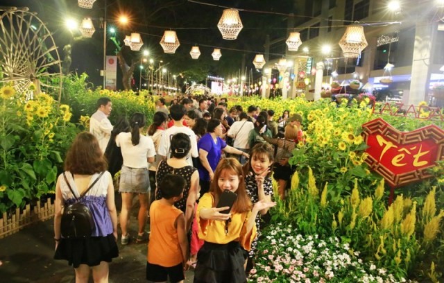 Người Sài Gòn náo nức 'check-in' hội chợ hoa xuân Phú Mỹ Hưng Đông đảo người dân Sài Gòn "check-in" hội chợ Phú Mỹ Hưng ngay ngày khai mạc