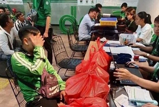 Dân mạng sục sôi gái xinh “bùng” hàng shipper làm thú tiêu khiển Tài xế bị boom hàng trà sữa trị giá 1,2 triệu đồng
