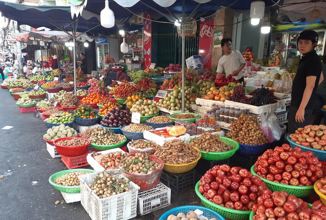 Tiểu thương 'méo mặt' vì hàng hóa ế ẩm dịp Tết Dương lịch Trái cây chất đầy nhưng vẫn ế khách