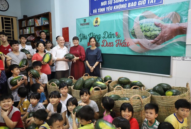 Tiêu thụ 20 tấn dưa hấu cho nông dân tỉnh Gia Lai Công ty Phúc Khang hỗ trợ tiêu thụ 20 tấn dưa hấu cho nông dân tỉnh Gia Lai