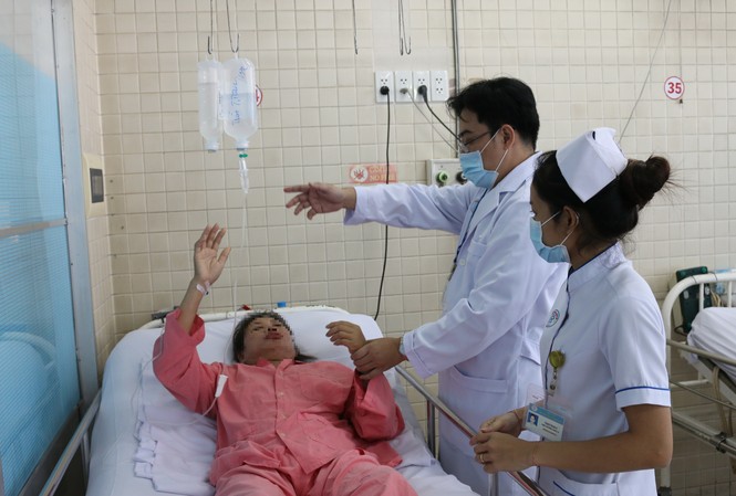 Cứu sống bệnh nhân đột quỵ nặng trên nền lupus ban đỏ Y bác sĩ bệnh viện Chợ Rẫy đang chăm sóc cho bệnh nhân