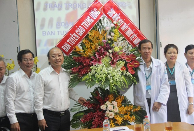 Đoàn công tác Ban Tuyên giáo TƯ chúc mừng ngày Thầy thuốc Việt Nam Đoàn công tác Ban Tuyên giáo TƯ chúc mừng ngày Thầy thuốc Việt Nam