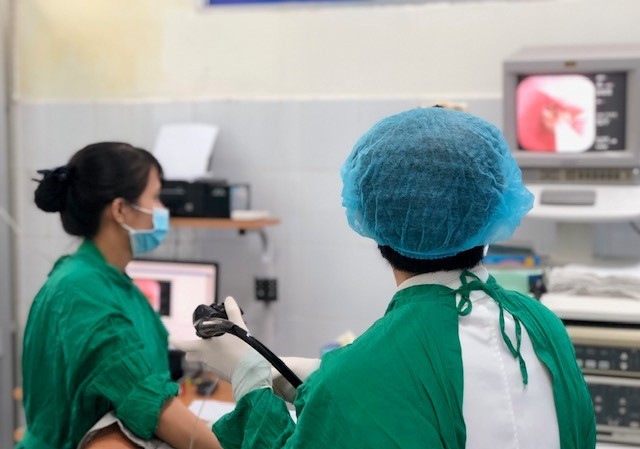 Suýt chết vì nghẹn miếng thịt heo 5cm kẹt trong thực quản Suýt chết vì nghẹn miếng thịt heo 5cm kẹt trong thực quản