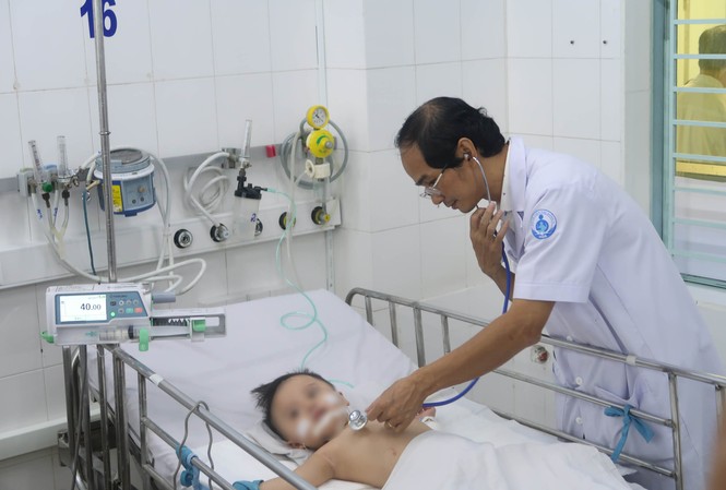 Cứu sống 2 bé trai nguy kịch vì mắc tay chân miệng độ 4 Cứu sống 2 bé trai nguy kịch vì mắc tay chân miệng độ 4