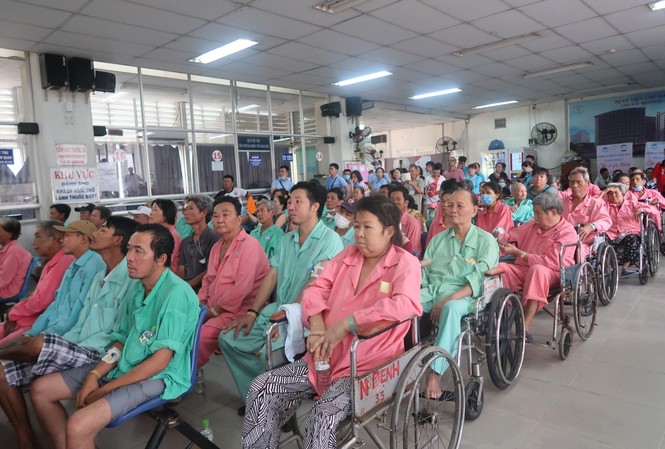 Hàng trăm bệnh nhân quên đau, hòa mình cùng âm nhạc Hàng trăm bệnh nhân quên đau, hòa mình cùng âm nhạc