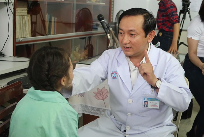 Bé gái mặt biến dạng vì mắt lồi ra ngoài suốt 7 năm Bé gái mặt biến dạng vì mắt lồi ra ngoài suốt 7 năm