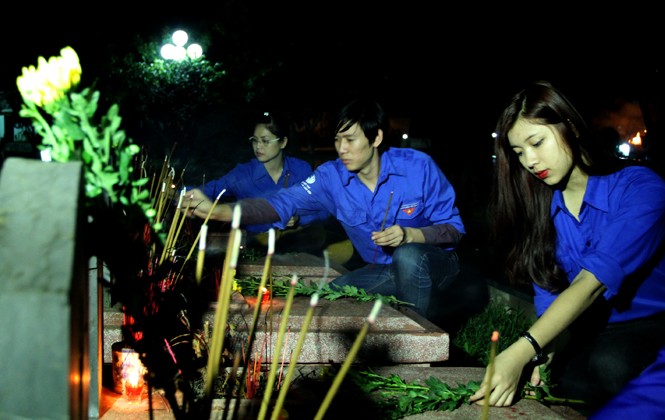 Thắp nến tri ân tại nghĩa trang liệt sỹ Điện Biên Thắp nến tri ân tại nghĩa trang liệt sỹ Điện Biên
