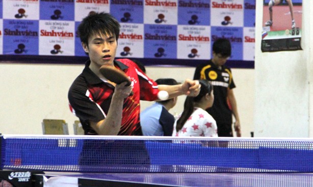 Các tay vợt sinh viên tranh tài Các tay vợt sinh viên tranh tài