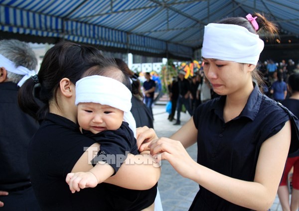 Sẽ có quỹ ủng hộ các chiến sỹ hy sinh vụ máy bay rơi Người nhà thắt khăn tang cho con trai đồng chí Đỗ Mạnh Uy. Ảnh: Trường Phong