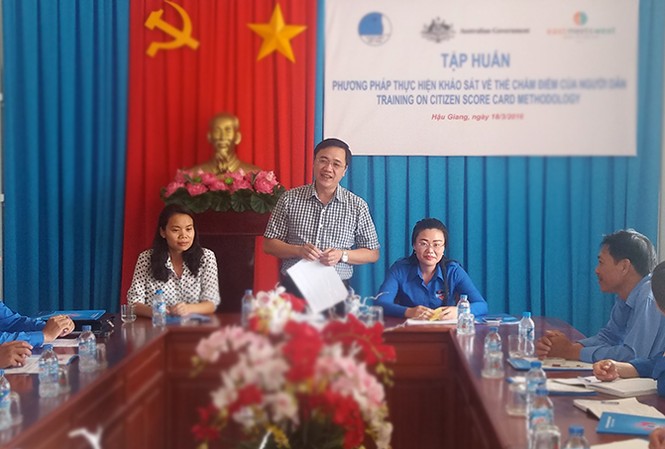 Hướng dẫn người dân chấm điểm nước sinh hoạt Anh Nguyễn Bá Tĩnh - Phó Chủ tịch Thường trực kiêm Tổng thư ký Hội Thầy Thuốc trẻ Việt Nam phát biểu tại buổi tập huấn