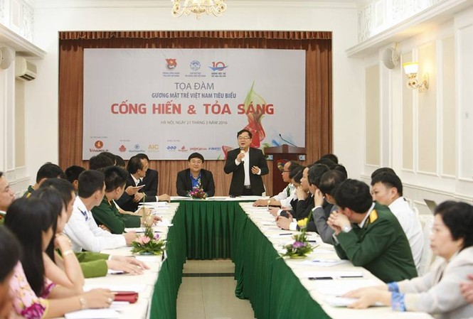 Tọa đàm với Gương mặt trẻ Việt Nam tiêu biểu các thời kỳ Tổng biên tập báo Tiền Phong Lê Xuân Sơn - Phó Chủ tịch Hội đồng Điều hành Quỹ, Giám đốc Quỹ Hỗ trợ Tài năng trẻ Việt Nam phát biểu bắt đầu buổi tọa đàm. Ảnh: Như Ý