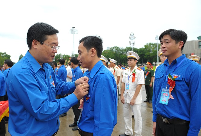 445 đại biểu Thanh niên tiên tiến báo công dâng Bác Anh Lê Quốc Phong – Bí thư thứ nhất T.Ư Đoàn, Chủ tịch T.Ư Hội Sinh viên Việt Nam trao Huy hiệu Thanh niên tiên tiến làm theo lời Bác cho đại biểu