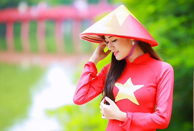 Nữ sinh khoe nét đẹp với áo dài 'Tôi yêu Tổ quốc tôi' Nữ sinh khoe nét đẹp với áo dài 'Tôi yêu Tổ quốc tôi'