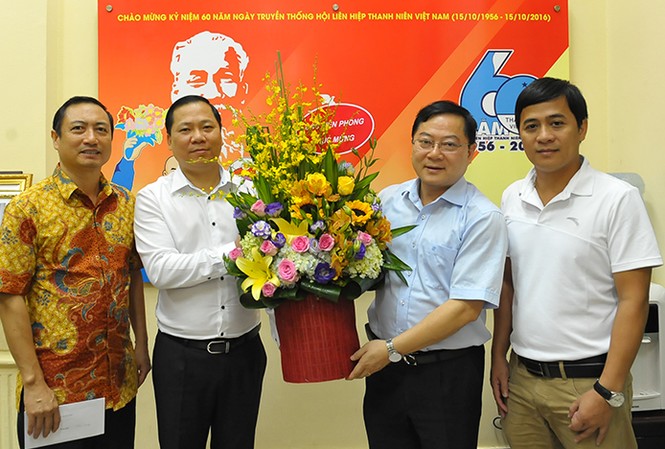 Báo Tiền Phong chúc mừng ngày truyền thống Hội LHTN Việt Nam Tổng biên tập Báo Tiền Phong Lê Xuân Sơn tặng hoa chúc mừng 60 năm ngày truyền thống Hội LHTN Việt Nam