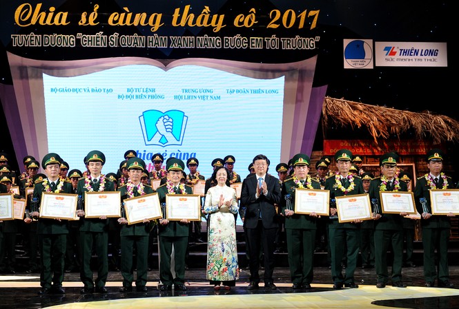 Điểm tựa, niềm tin của người dân vùng biên giới, hải đảo Bà Trương Thị Mai - Trưởng ban Dân vận T.Ư và anh Lê Quốc Phong - Bí thư thứ nhất T.Ư Đoàn trao bằng khen cho các gương