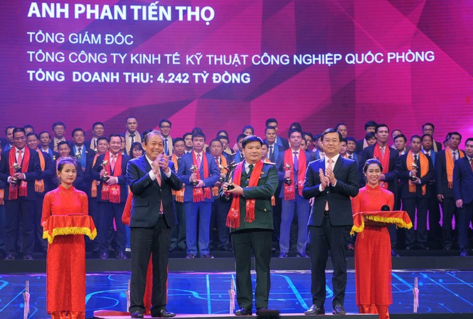 Trao giải thưởng Sao Đỏ - 100 Doanh nhân trẻ tiêu biểu 2017 Trao giải thưởng Sao Đỏ - 100 Doanh nhân trẻ tiêu biểu 2017