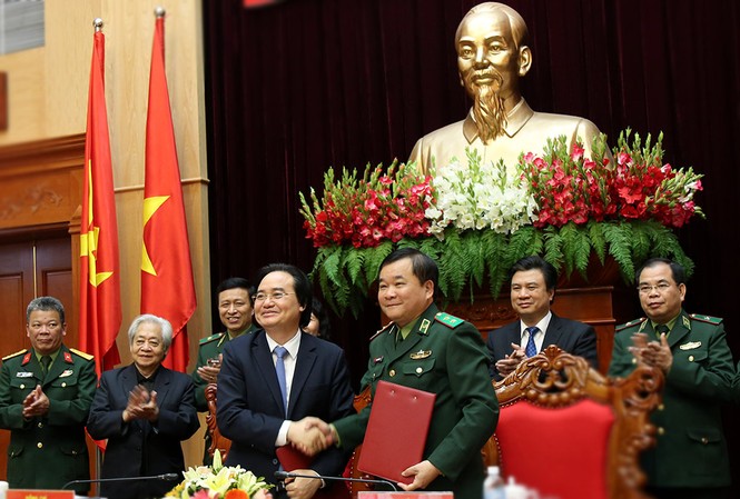 'Thầy giáo quân hàm xanh' xoá mù chữ gần 10.000 học viên 'Thầy giáo quân hàm xanh' xoá mù chữ gần 10.000 học viên