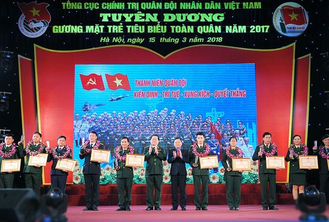 Vinh danh 22 Gương mặt trẻ tiêu biểu, triển vọng toàn quân 2017 Trung tướng Lê Hiền Vân - Phó Chủ nhiệm Tổng cục Chính trị, Bí thư thường trực T.Ư Đoàn Nguyễn Anh Tuấn khen thưởng các cá nhân đạt giải Gương mặt trẻ tiêu biểu toàn quân 2017