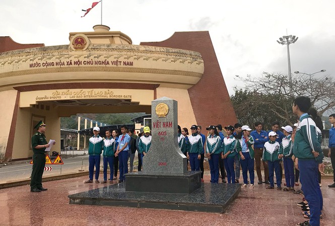 Tháng Thanh niên 2018: Tuổi trẻ quân đội chung tay bảo vệ môi trường oàn cơ sở Đồn Biên phòng Cửa khẩu Quốc tế Lao Bảo phối hợp với Xã đoàn Tân Thành tuyên truyền về biên giới