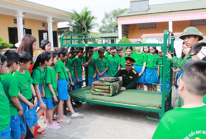 Một ngày trải nghiệm trong quân đội các em học sinh học gấp xếp chăn màn vuông vức