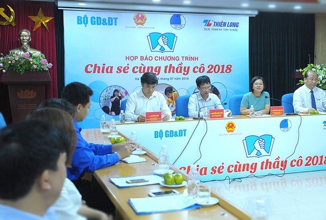 Tôn vinh 63 thầy giáo, cô giáo dạy trẻ đặc biệt Chương trình họp báo có sự tham gia của lãnh đạo T.Ư Hội LHTN Việt Nam phối hợp với Bộ Giáo dục và Đào tạo, Bộ Lao động Thương binh và Xã hội, Tập đoàn Thiên Long