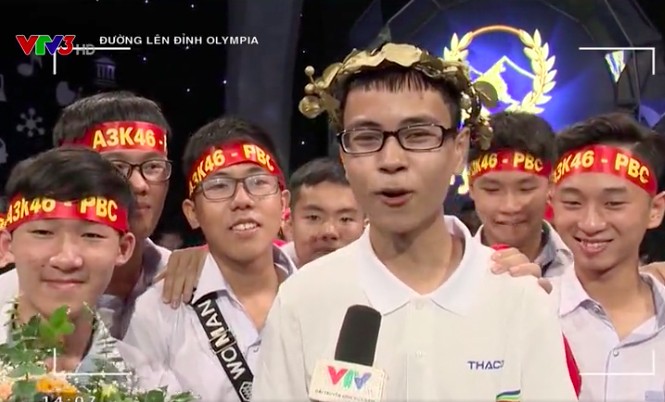 Nam sinh xứ Nghệ hát 'Rung chuông vàng' đạt hơn 300 điểm nhất Olympia Vòng nguyệt quế cuối cùng được trao cho nam sinh có giọng hát hay và đạt điểm số hơn 300
