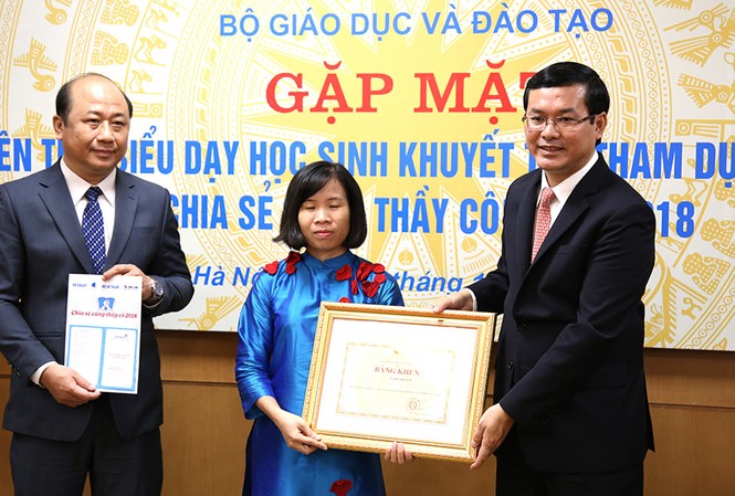 Bộ GD&ĐT tặng bằng khen 48 giáo viên tiêu biểu dạy trẻ khuyết tật Thứ trưởng Nguyễn Văn Phúc đã tặng Bằng khen của Bộ Giáo dục và Đào tạo cho 48 thầy giáo, cô giáo