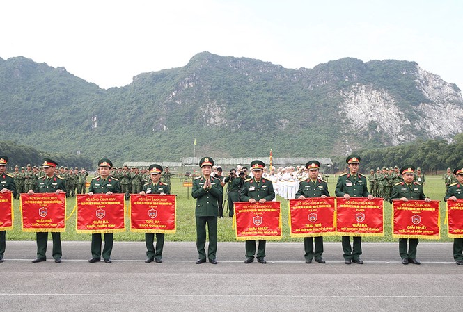 Bế mạc Hội thi Quân báo - Trinh sát toàn quân năm 2018 Thiếu tướng Ngô Minh Tiến - Phó Tổng tham mưu trưởng QĐND Việt Nam trao cờ tặng các đơn vị đạt kết quả cao trong hội thi.