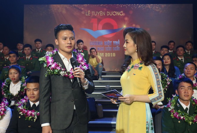 Quang Hải chia sẻ cách ủng hộ hoa hậu H'hen Niê tại đấu trường sắc đẹp thế giới Cầu thủ Quang Hải giao lưu tại chương trình. Ảnh: Như Ý