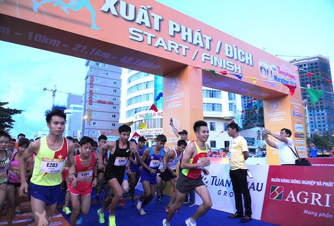 Tiền Phong Marathon 2019: Tranh đua quyết liệt từ tinh mơ Tiền Phong Marathon 2019: Tranh đua quyết liệt từ tinh mơ