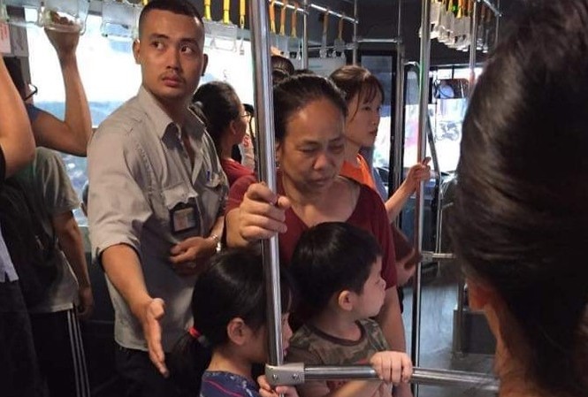 Nam nhân viên xe buýt và hành động gây sốt cộng đồng mạng Nam nhân viên xe buýt và hành động gây sốt cộng đồng mạng