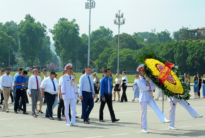 Đoàn đại biểu thanh niên Nga viếng Lăng Chủ tịch Hồ Chí Minh Đoàn đại biểu thanh niên Nga viếng Lăng Chủ tịch Hồ Chí Minh