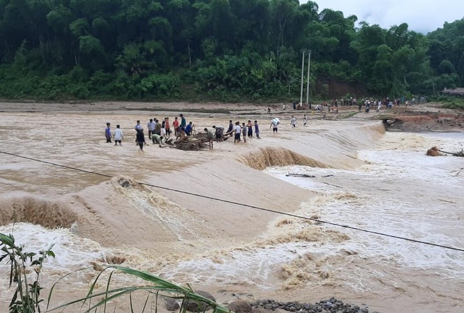 Đoàn viên thanh niên giúp dân khắc phục ảnh hưởng mưa lũ do bão số 3 Đoàn viên thanh niên giúp dân khắc phục ảnh hưởng mưa lũ do bão số 3