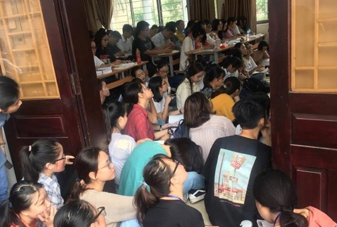 Bức ảnh sinh viên ngồi học tràn ra ngoài hành lang 'gây bão' mạng Bức ảnh sinh viên ngồi học tràn ra ngoài hành lang 'gây bão' mạng
