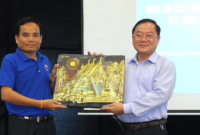 Đoàn thanh niên Lào ấn tượng với Chủ nhật Đỏ báo Tiền Phong Đoàn thanh niên Lào ấn tượng với Chủ nhật Đỏ báo Tiền Phong