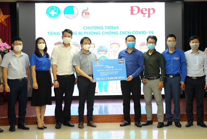 'Tiếp sức' hơn 65 nghìn khẩu trang, dung dịch sát khuẩn vào vùng dịch 'Tiếp sức' hơn 65 nghìn khẩu trang, dung dịch sát khuẩn vào vùng dịch