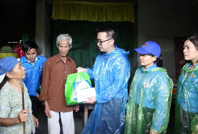 Nhiều phần quà, công trình 'san sẻ yêu thương cùng miền Trung' tặng Quảng Trị Anh Nguyễn Tường Lâm đến nhà thăm và tặng quà người dân vùng lũ xã Hải Thượng, huyện Hải Lăng, Quảng Trị. Ảnh: Lâm Hải Đăng