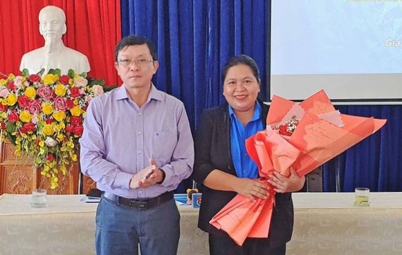 Gia Lai có Bí thư Tỉnh Đoàn mới Phó Trưởng ban Thường trực Ban Tổ chức Tỉnh Ủy Gia Lai tặng hoa chúc mừng tân Bí thư Tỉnh Đoàn Gia Lai Hà Thị Giang Thảo