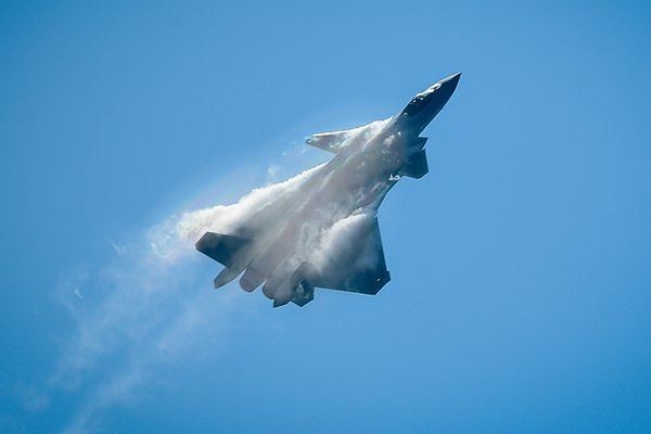 'Trái tim' của tiêm kích tàng hình J-20 Trung Quốc vẫn bất ổn Hai chiếc J-20 xuất hiện tại hội chợ Chu Hải vẫn dùng động cơ Nga (SCMP)
